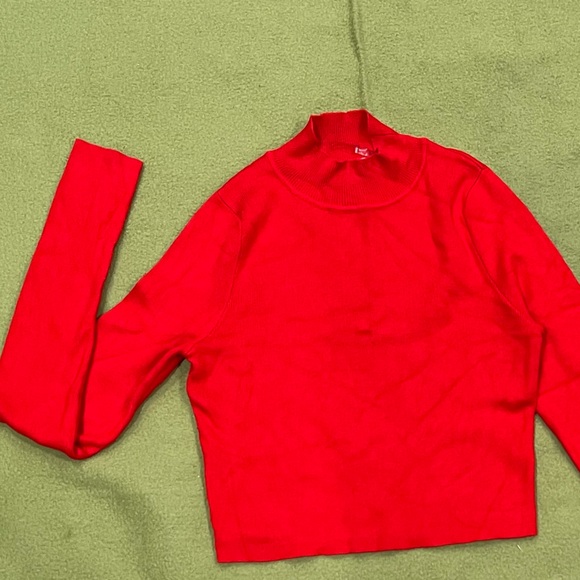 Red sweater crop top - Picture 2 of 5
